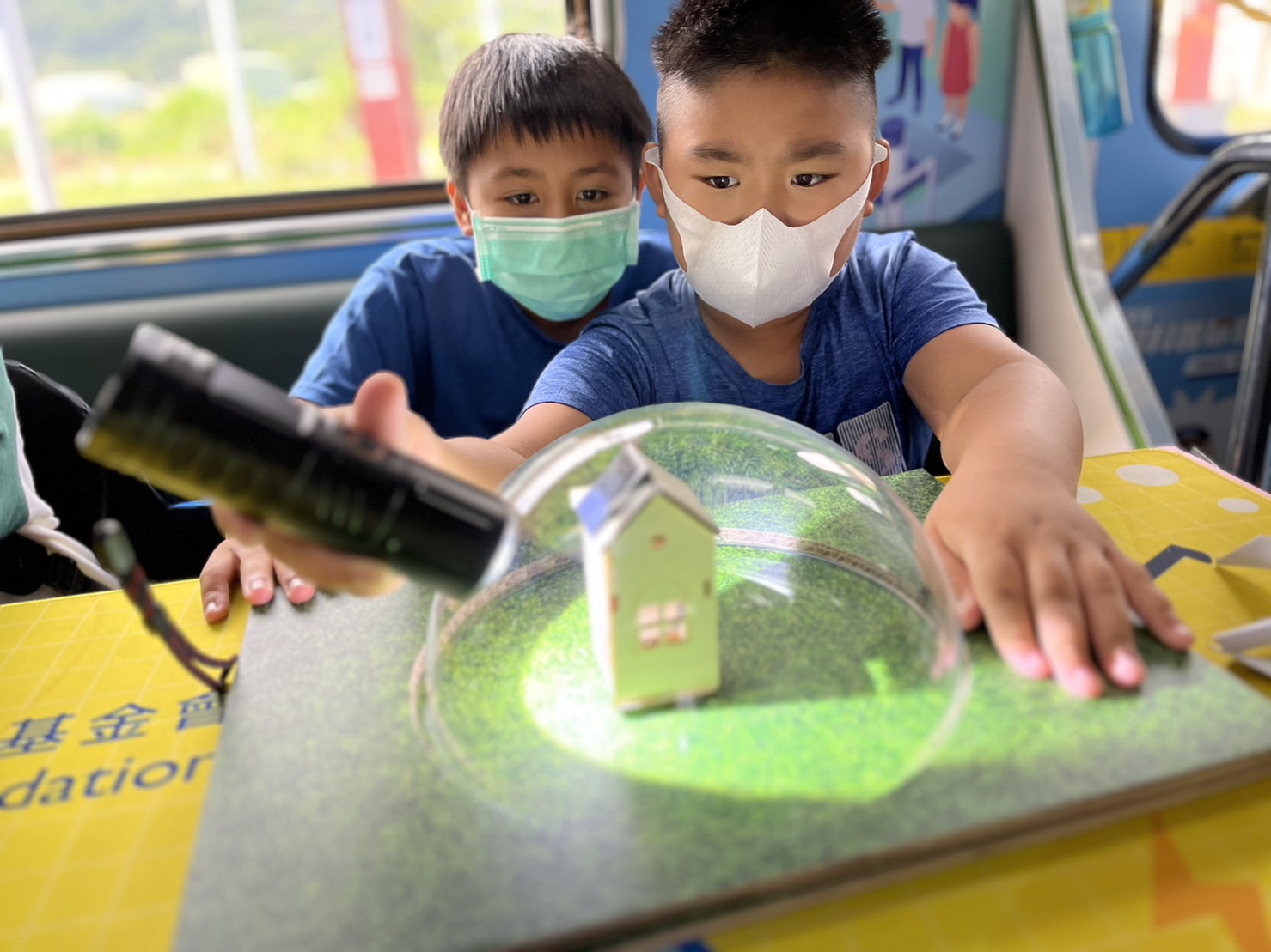5001拉斯维加斯參與基礎科學主題車廂，以STEAM教學精神，設計「逐日科學家」、「太陽能工程師」以及「淨零建築師」三大能源科普課程和實驗